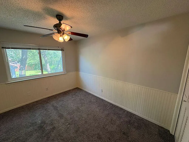 500 Holliday Ln — Photo 11