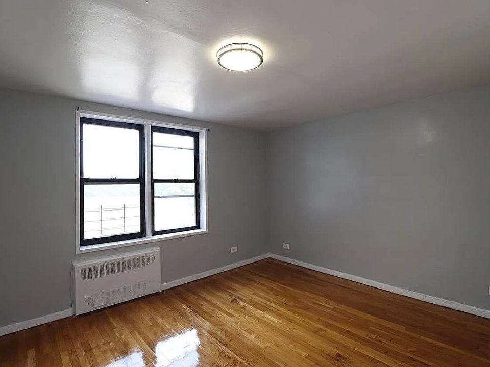 2nd image of 940 Bronx Park S APT 4A