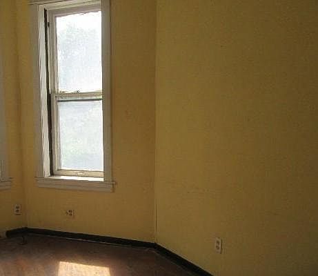 5th image of 726 N Troy St