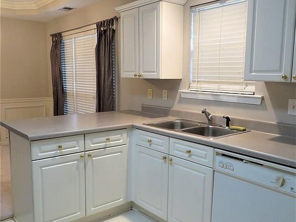 3rd image of 211 Hidden Creek Dr