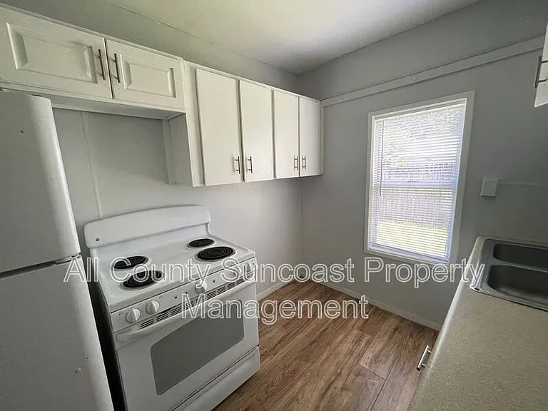 1830 27th Ave N #E — Photo 2