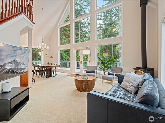 3rd image of 2736 Mountain View Drive NE