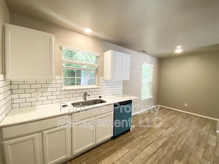 1526 N Addington Ave #1 — Photo 2