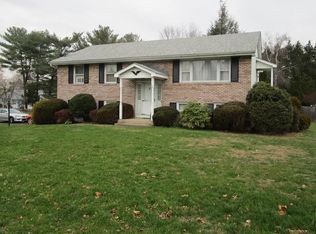 2601 Clover Dr, Palmer, PA 18045