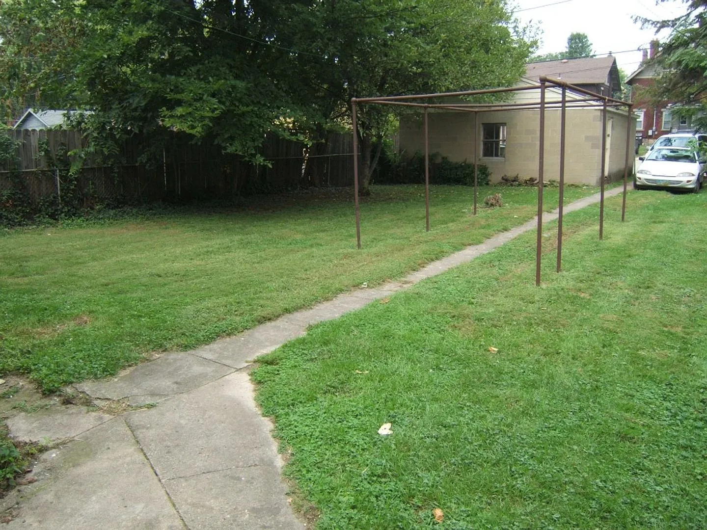 172 E Frambes — Photo 3
