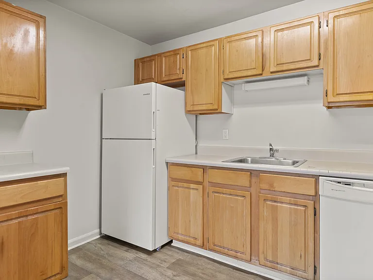 Oak Park Apartments — Photo 10