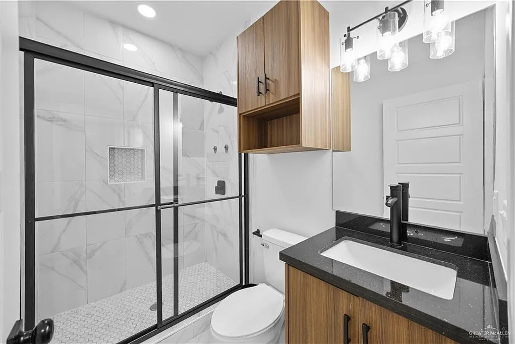 3 bed, 2.0 bath, 868 sqft, $1,300 — Photo 2