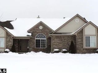 25847 Pond View Dr, New Boston, MI 48164