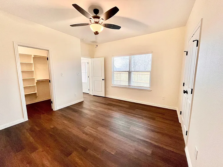 329 E Nelson St — Photo 8