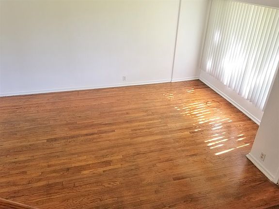 5th image of 15 Indianwood Blvd