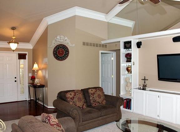 3rd image of 47181 Larchmont Dr