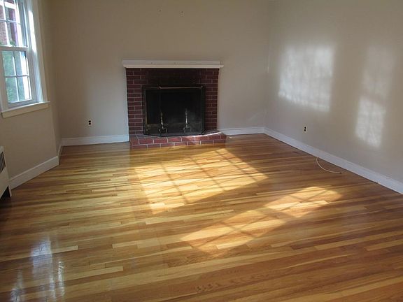 4th image of 12 Oak Hill Dr