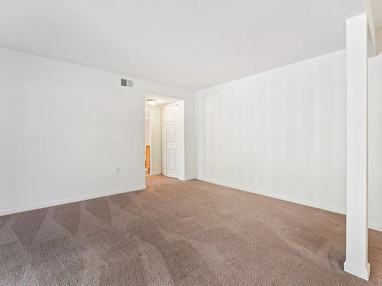 1BR, 1BA - 692SF - Living Room