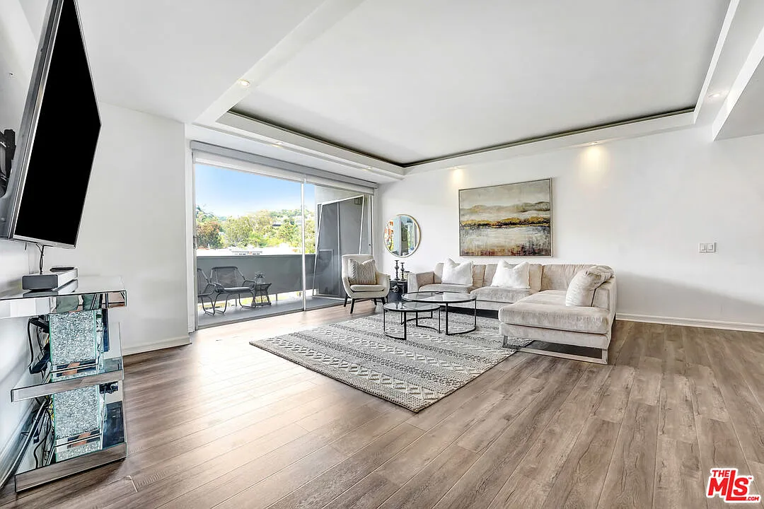1 bed, 1.5 bath, 998 sqft, $4,200 — Photo 2