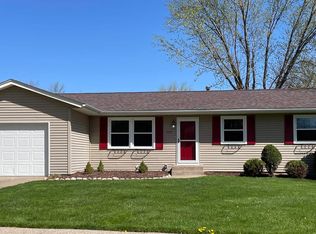 3212 Maplecrest Rd, Bettendorf, IA 52722