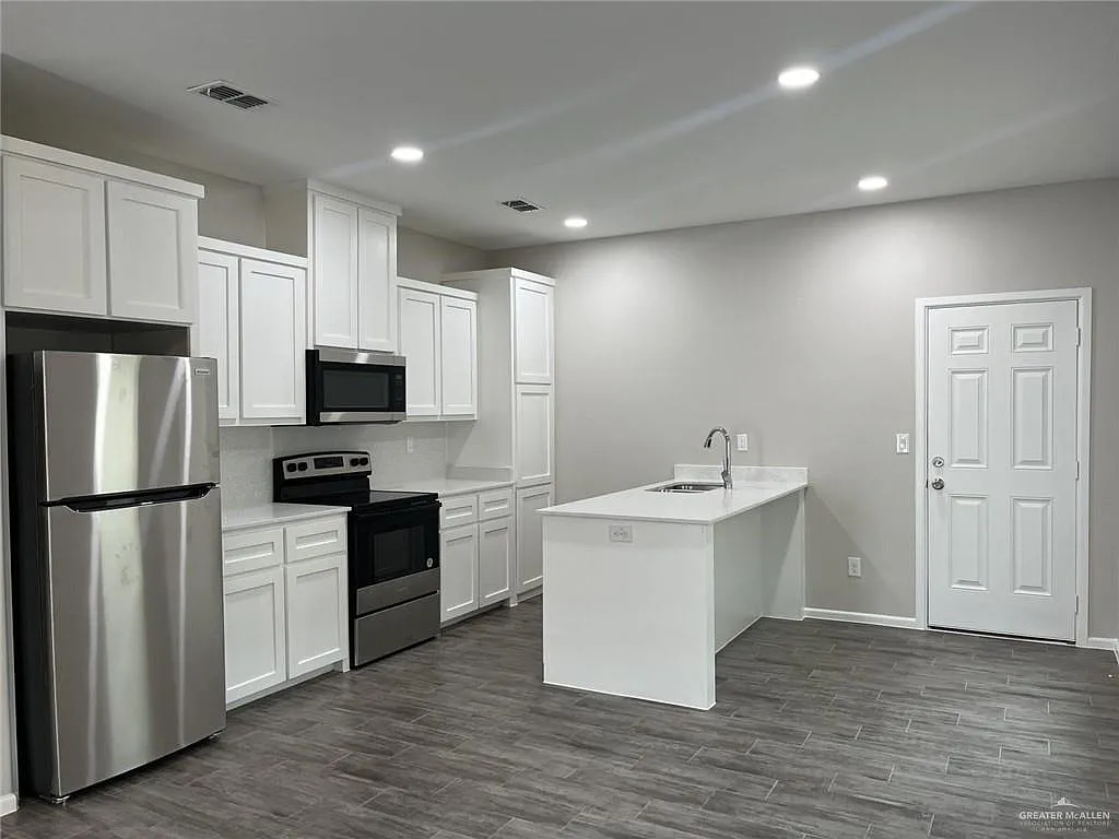 2 bed, 2.0 bath, 1050 sqft, $1,175 — Photo 2