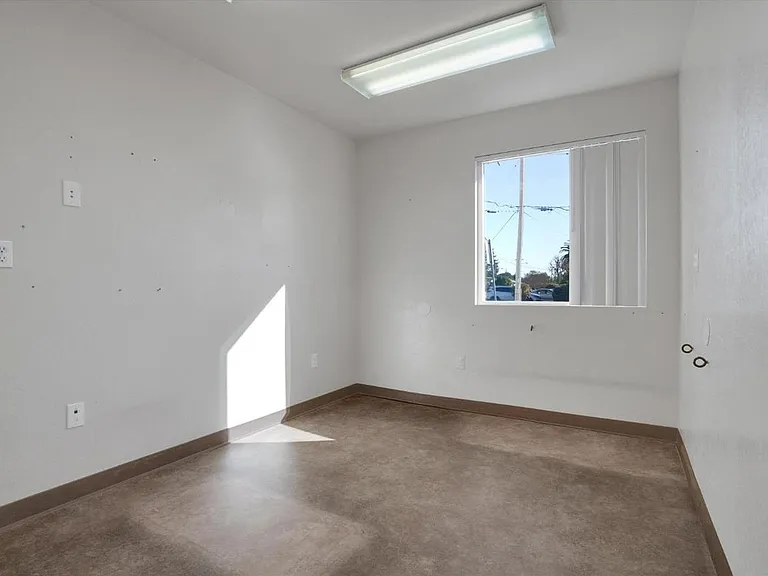 490 E L St — Photo 12