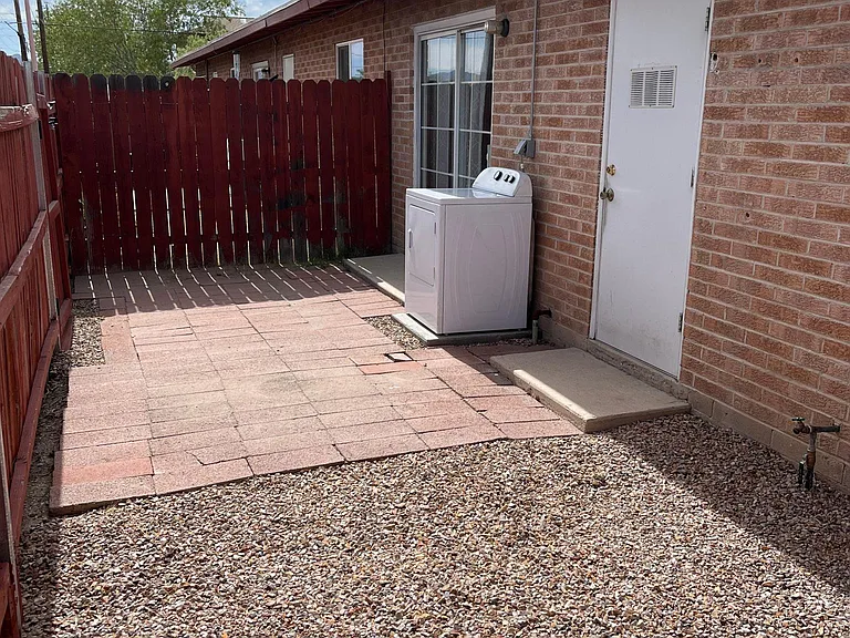 205 E Glenn St — Photo 13