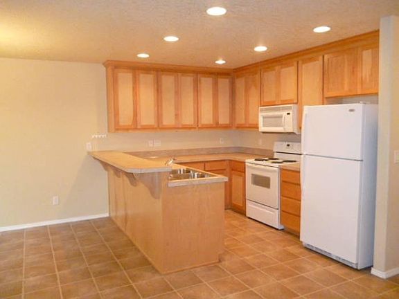 Kitchen (Dining at left)