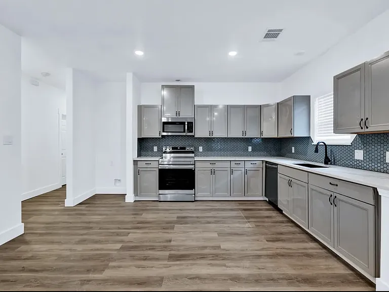1027 W Coffin St — Photo 2
