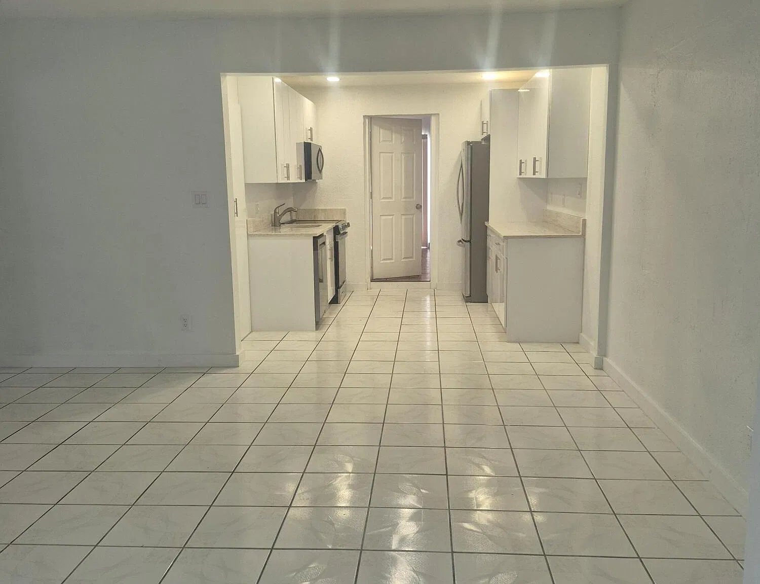 3 bed, 1.0 bath, 1554 sqft, $3,000 — Photo 3