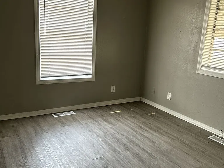 405 W 5th St — Photo 10