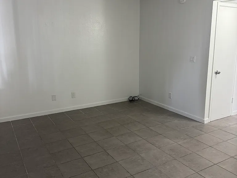 6333 W Maryland Ave #4 — Photo 2