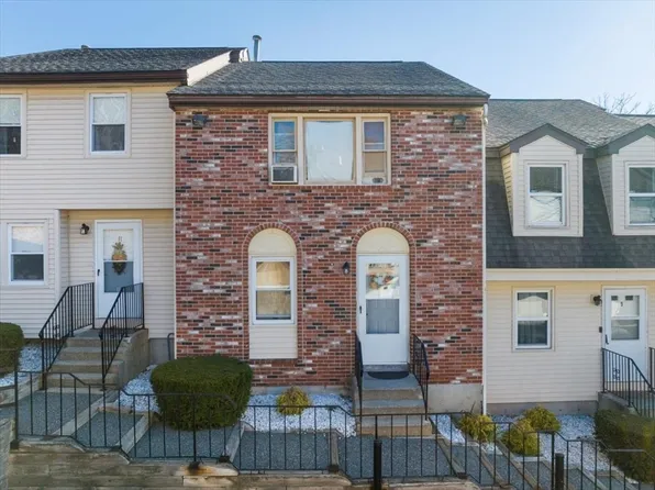 10 Skyview Ct #10, Lawrence, MA 01841