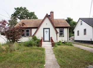 7 Harbour Rd, Massapequa, NY 11758