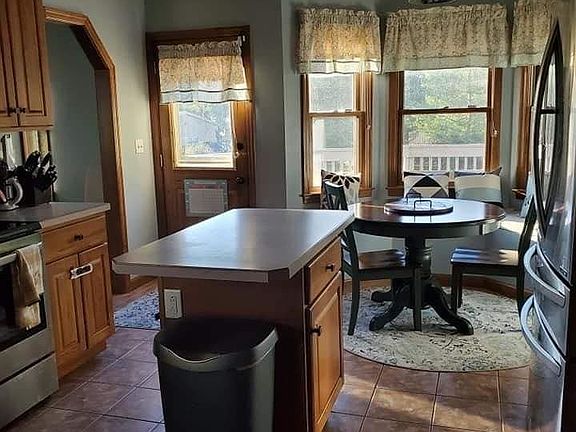 4th image of 18 Bradford Dr