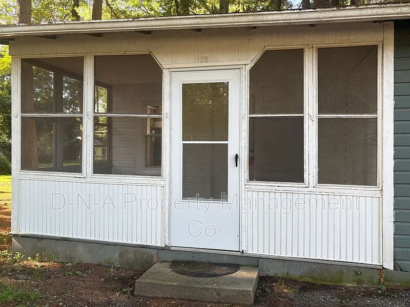 3 bed, 1.0 bath, 835 sqft, $1,650 — Photo 4