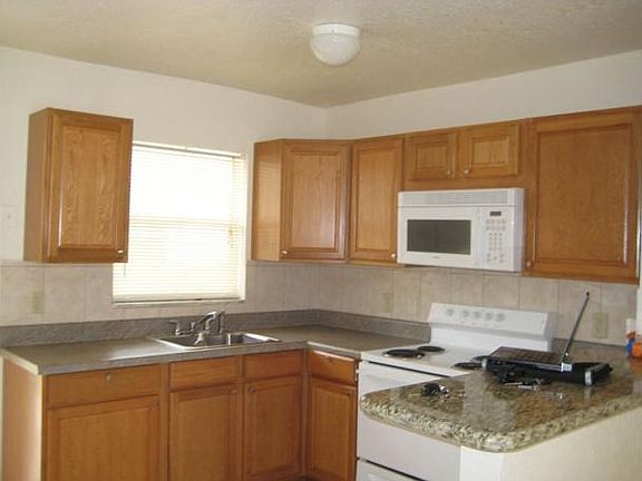 4th image of 3550 Woodside Dr #1-3