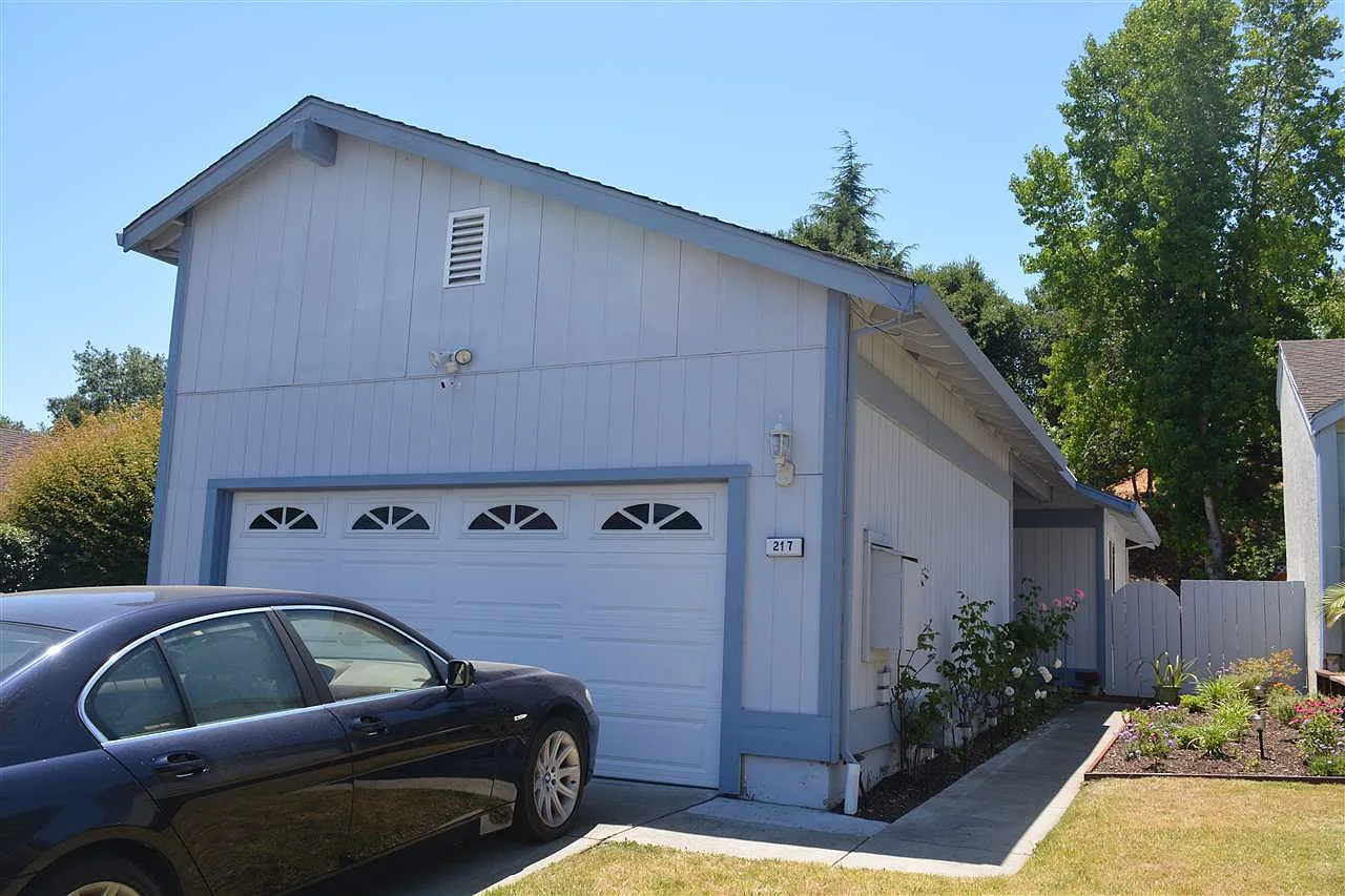 217 Brighton St photo 1