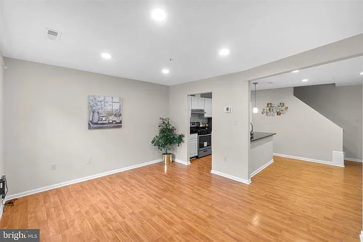 3 bed, 2.5 bath, 1416 sqft, $2,550 — Photo 3