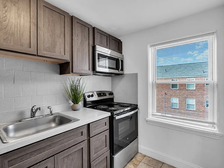 Maple Court Apartments — Photo 42