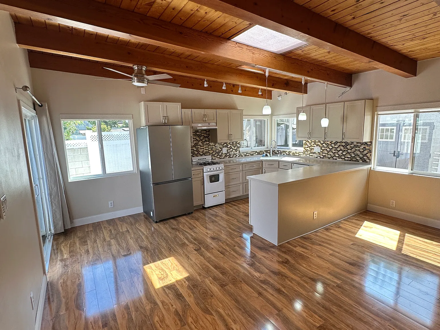 2 bed, 850 sqft, $3,249 — Photo 2