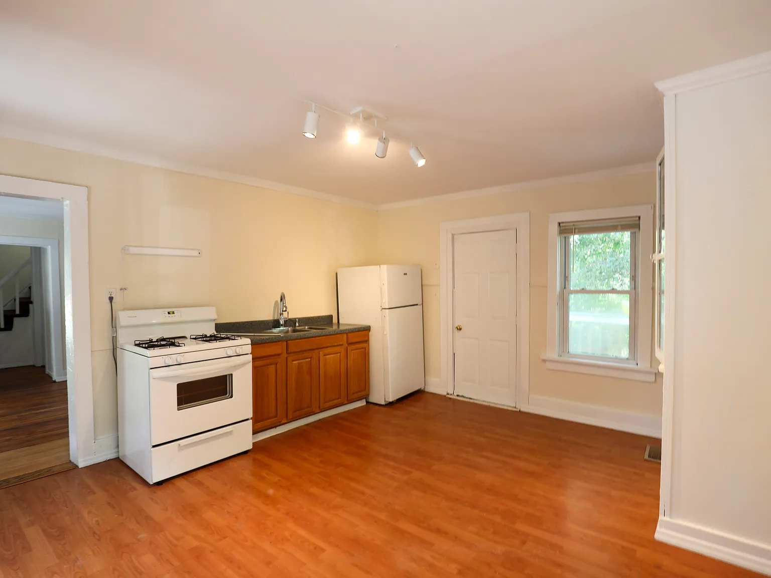 2 bed, 796 sqft, $1,700 — Photo 2