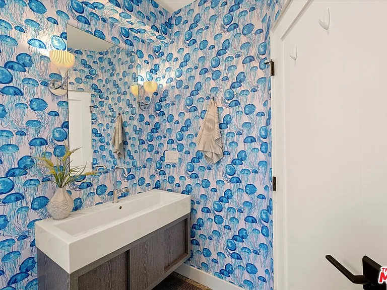 2700 Glendower Ave — Photo 41