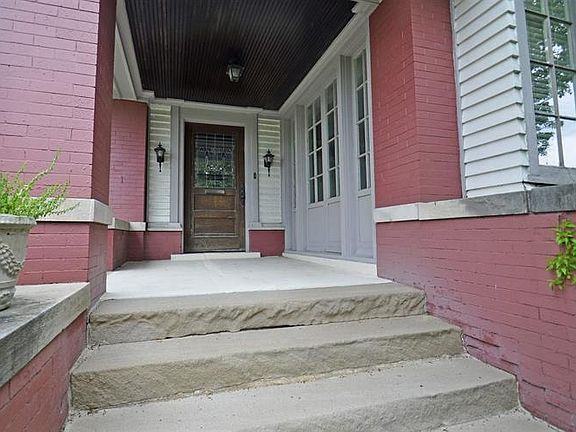 3rd image of 1017 E Jefferson Blvd