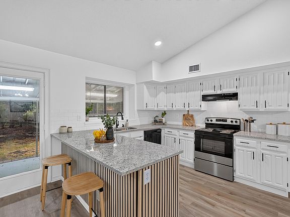 4th image of 529 Redbud Dr