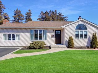 25 Ida Ln, North Babylon, NY 11703