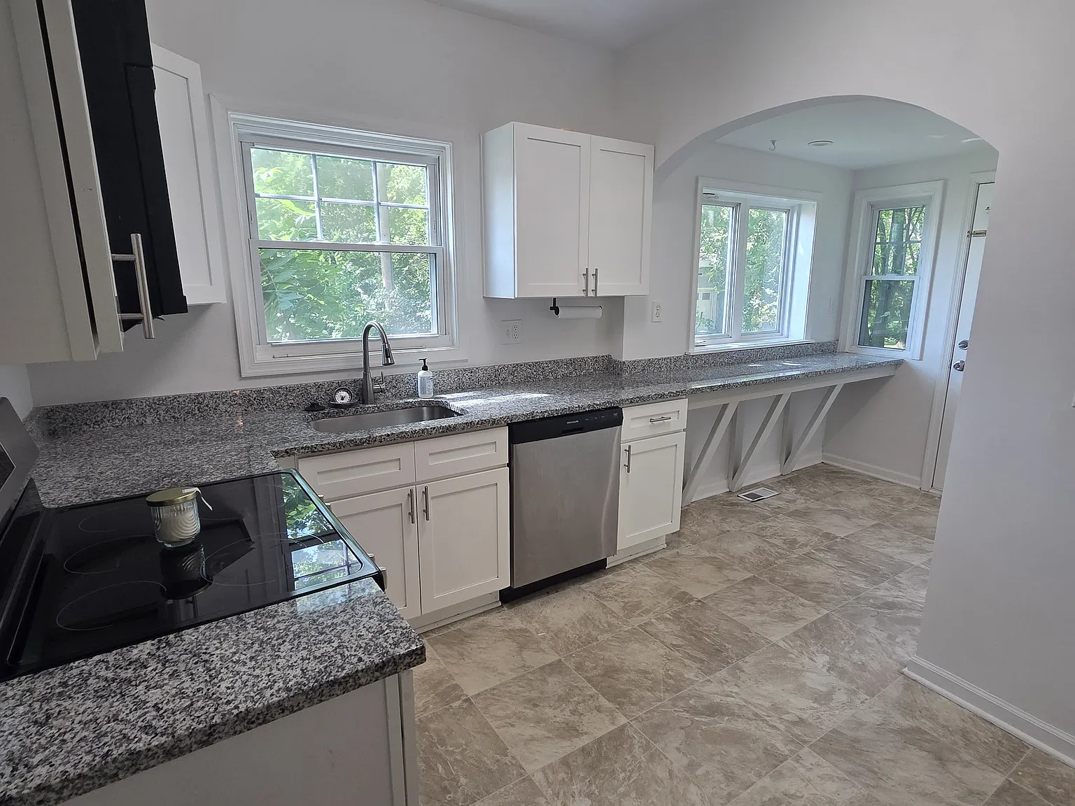 4 bed, 2.5 bath, 2905 sqft, $2,300 — Photo 2