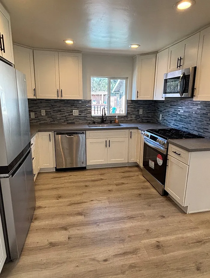 3 bed, 1200 sqft, $3,295 — Photo 2