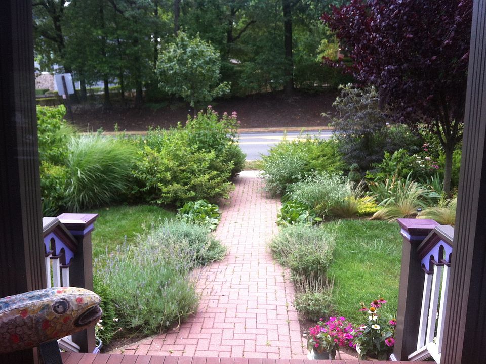 2nd image of 823 Bloomfield Ave
