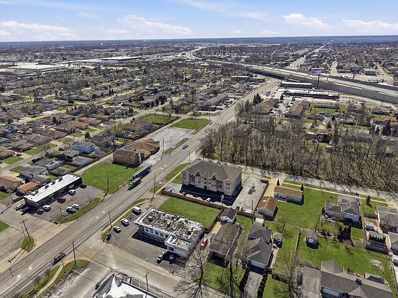 4th image of 8404 S Roberts Rd