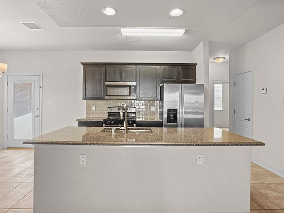 Beautiful Kitchen with Central Island and granite countertops