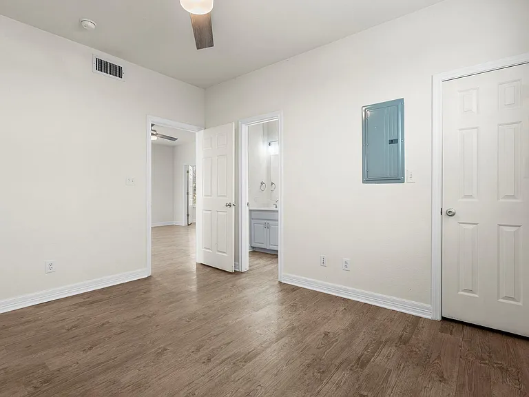 1100 W 25th St #101 — Photo 37
