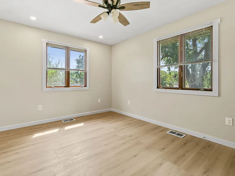 125 E Charles St — Photo 11