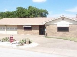1733 Hilltop Cir, River Oaks, TX 76114