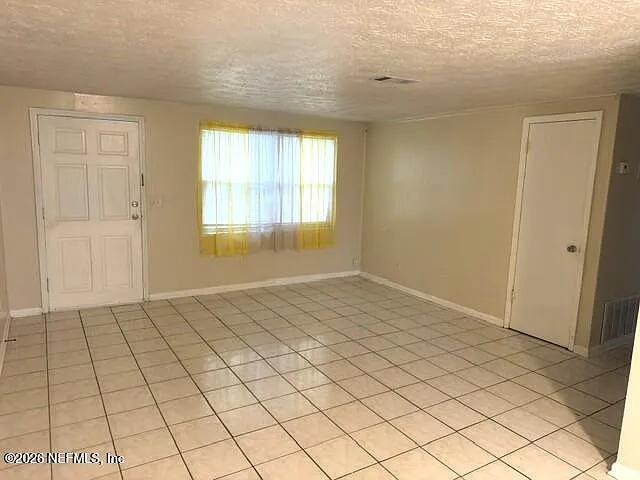 3 bed, 1.5 bath, 988 sqft, $2,300 — Photo 2